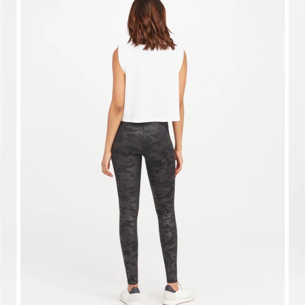 SPANX Faux Leather Camo Leggings small - new - Picture 4 of 8